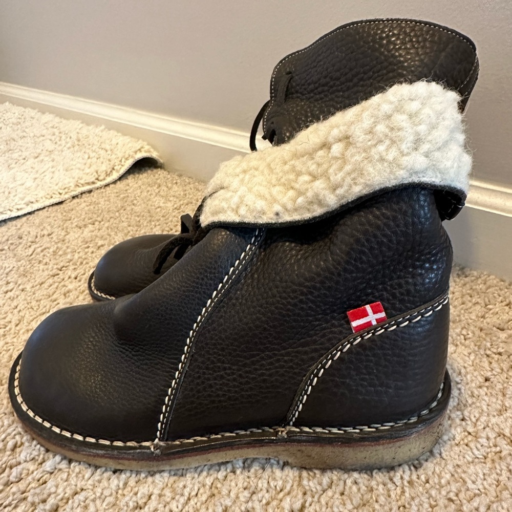 Not sure what brand this is. But they are very warm and heavy.